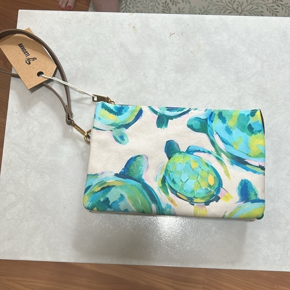 Anngoti turtle wristlet with detachable strap - Picture 2 of 7